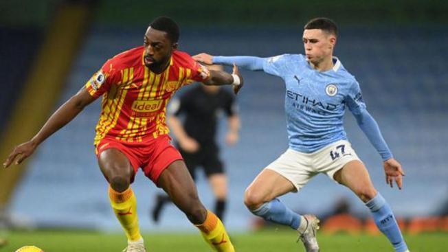  主帅战术调整见效，弱旅逼平领头羊