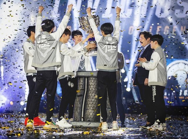  电竞明星做客直播间，互动环节惊喜连连