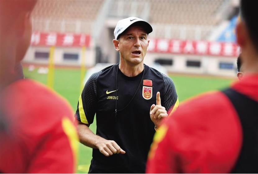  莱切战术纪律严明，客场逼平前列球队  