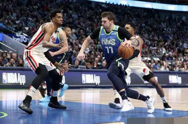  勇士末节发力客场轻取独行侠