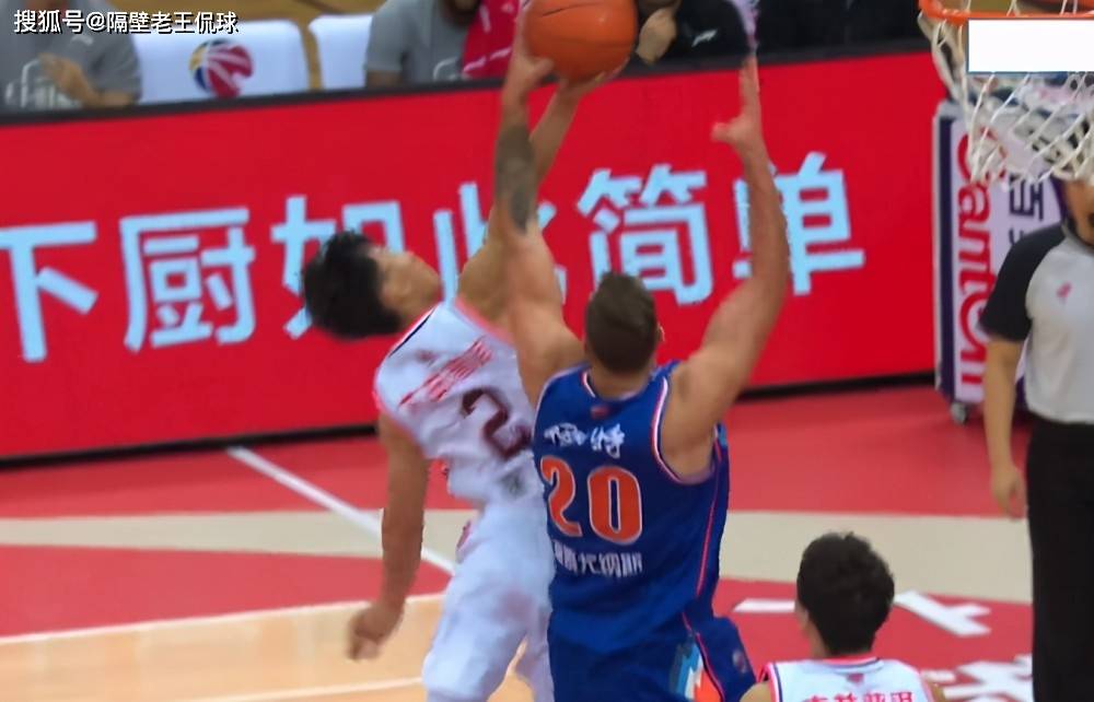  外援双塔统治内线，客队篮板优势显威力