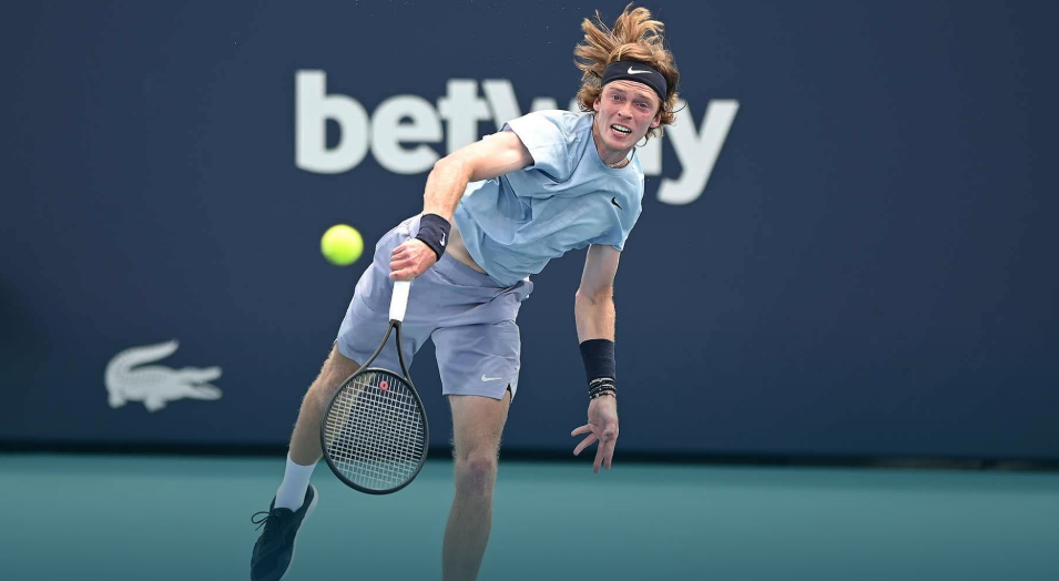  卢布列夫五盘鏖战险胜晋级决赛